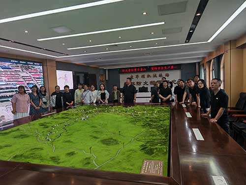 参观塞罕坝森林防火指挥中心